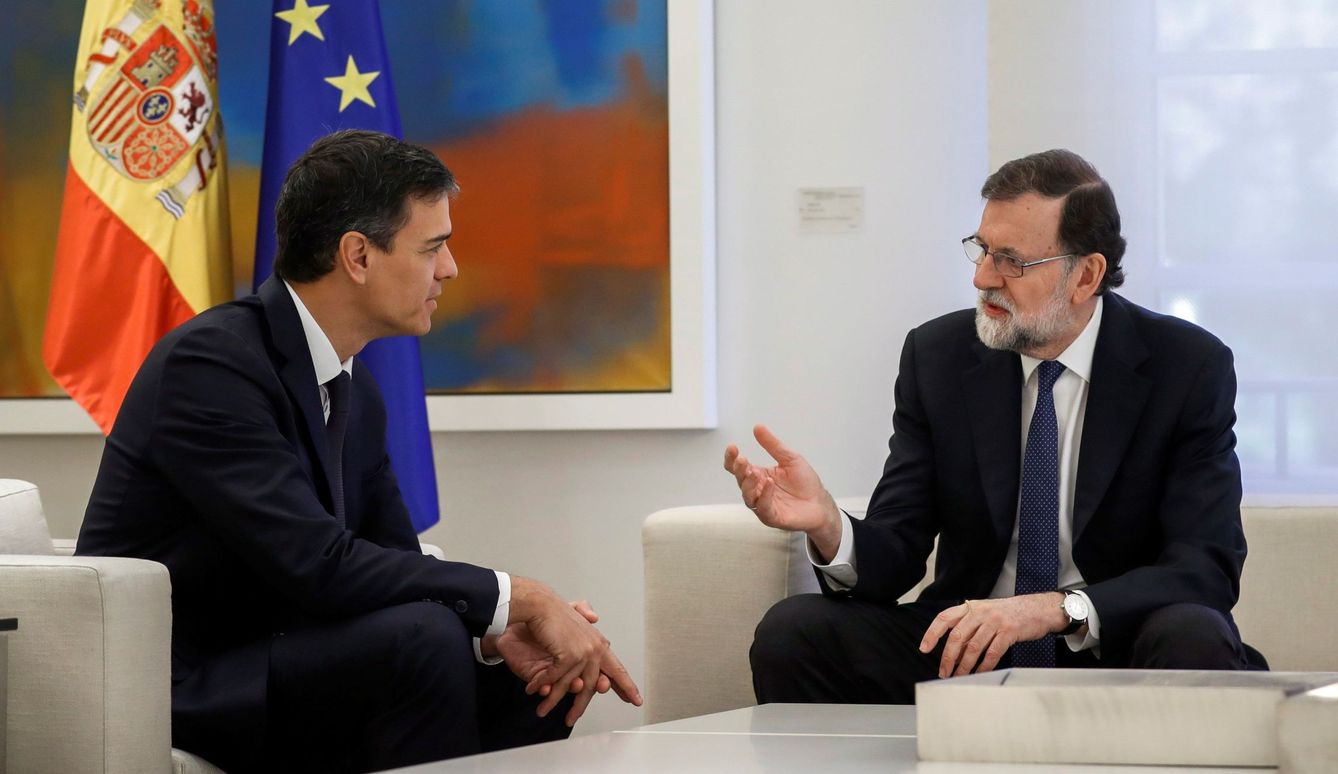 El presidente del Gobierno, Mariano Rajoy (d), y el líder del PSOE, Pedro Sánchez. (EFE)