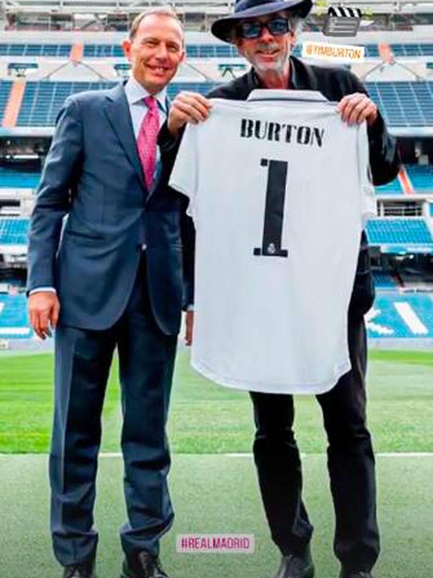 Emilio Butragueño y Tim Burton, en el Santiago Bernabéu. (Instagram/@realmadrid)
