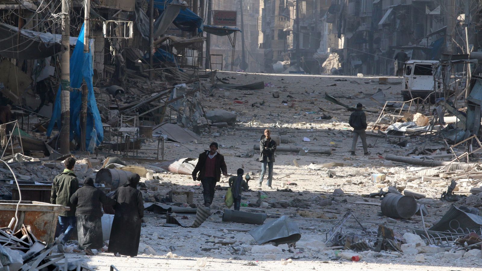 Foto: Civiles huyen entre escombros de la ofensiva contra el este de Alepo, el 28 de noviembre de 2016 (Reuters)