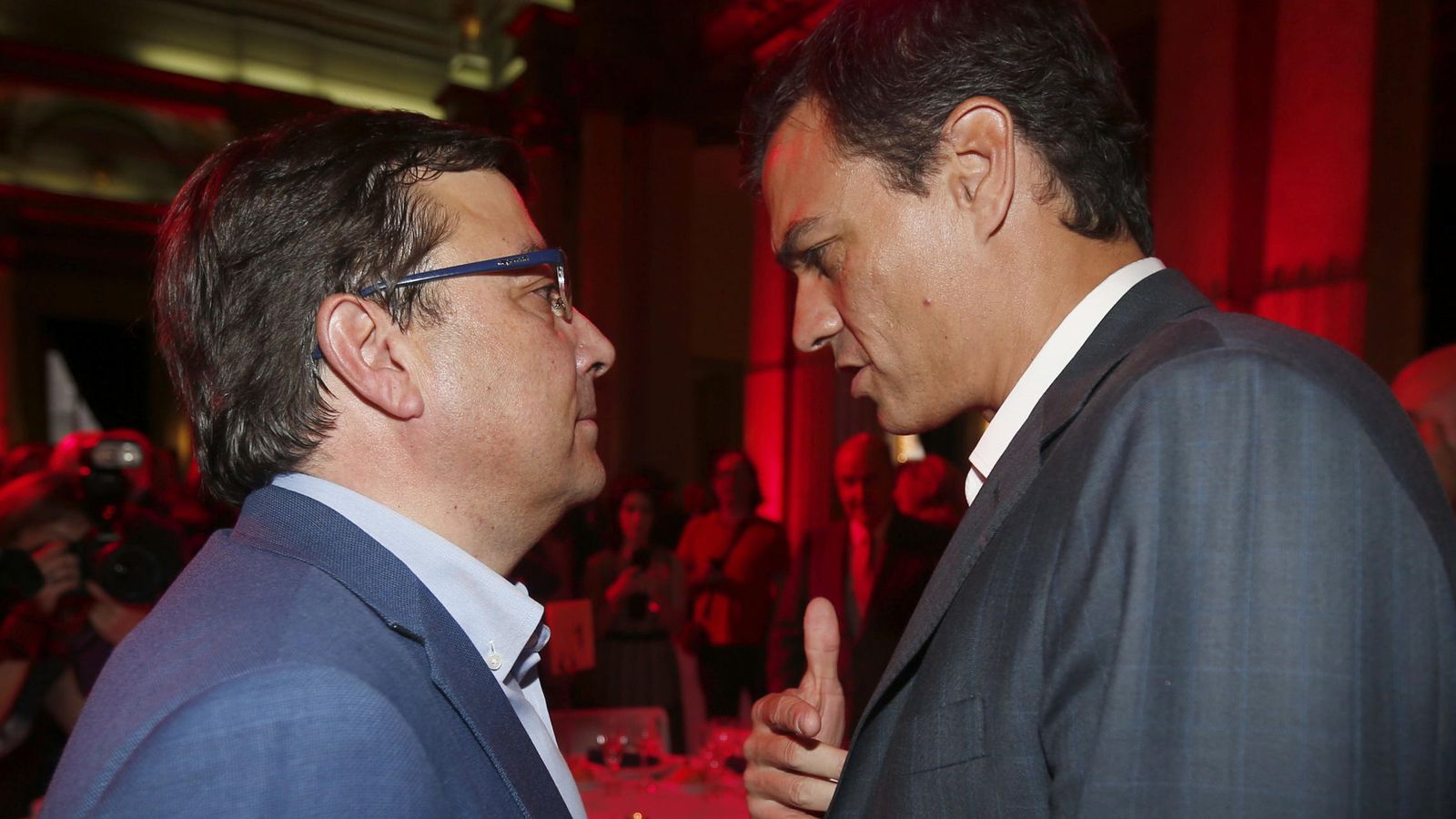 Foto: El secretario general del PSOE, Pedro Sánchez, conversa con el presidente de la Junta de Extremadura, Guillermo Fernández Vara. (Efe) 