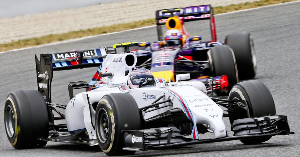 Valtteri Bottas le gana la posición a Ricciardo en el Gran Premio de España. (EFE)
