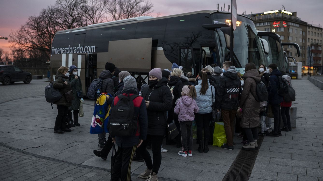 La Guardia Civil auxilia un autobús con 60 ucranianos que llevaban horas sin comer