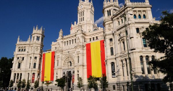 Foto: Ayuntamiento de Madrid con banderas de España. (Foto: Ayuntamiento de Madrid)