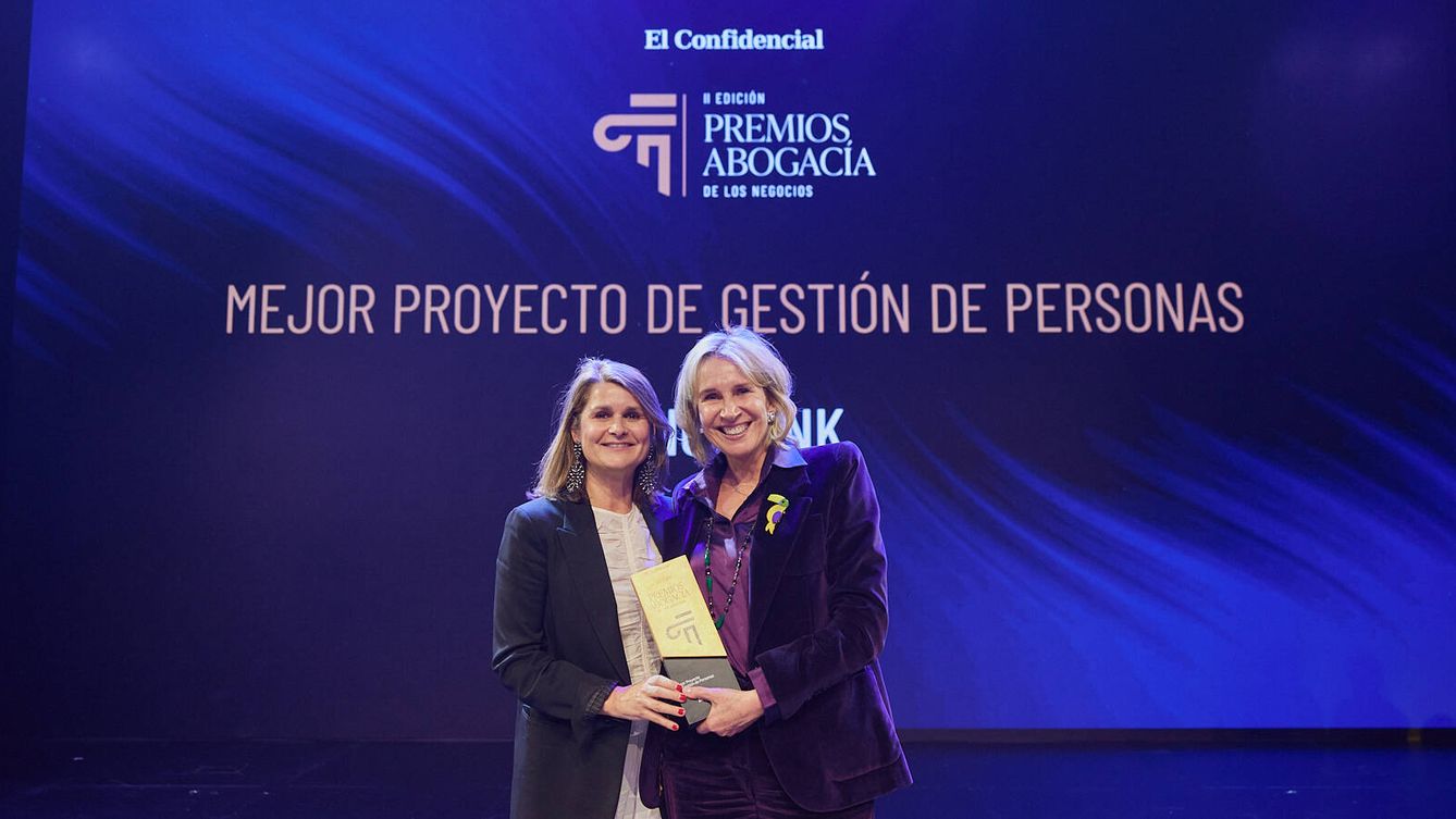 Isabel Winkels, vicedecana del Colegio de Abogacía de Madrid, entrega el premio a mejor Proyecto de Gestión de Personas a Claudia Goñi, 'head of legal' de ING España y Portugal.