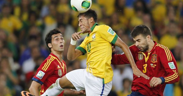 Foto: Neymar lucha con Arbeloa y Piqué en la final de la Copa Confederaciones 2013. (Reuters)