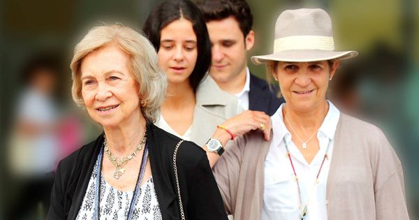 Foto:  La reina Sofía, con su hija Elena y sus nietos, en el hospital. (EFE)