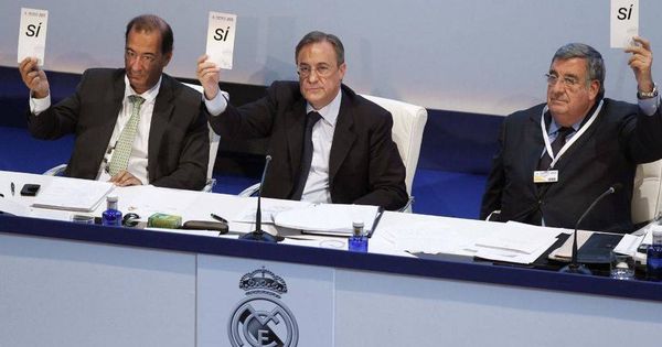 Foto: Florentino Pérez y Pedro López Jiménez en una Asamblea del Real Madrid (Efe)