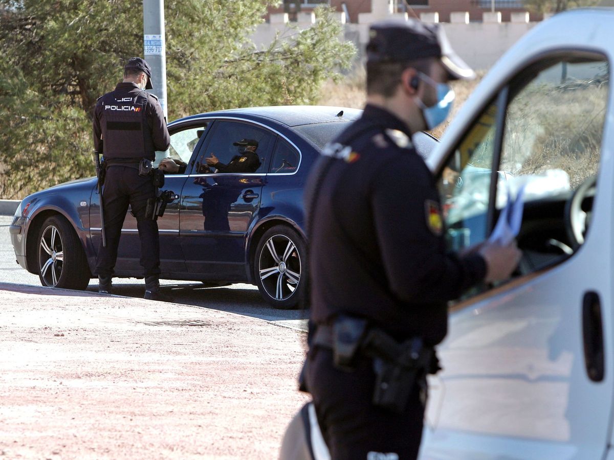 Foto: Agentes de la Policia Local realizan un control en el acceso a la ciudad de Alicante. (EFE/Pep Morell)