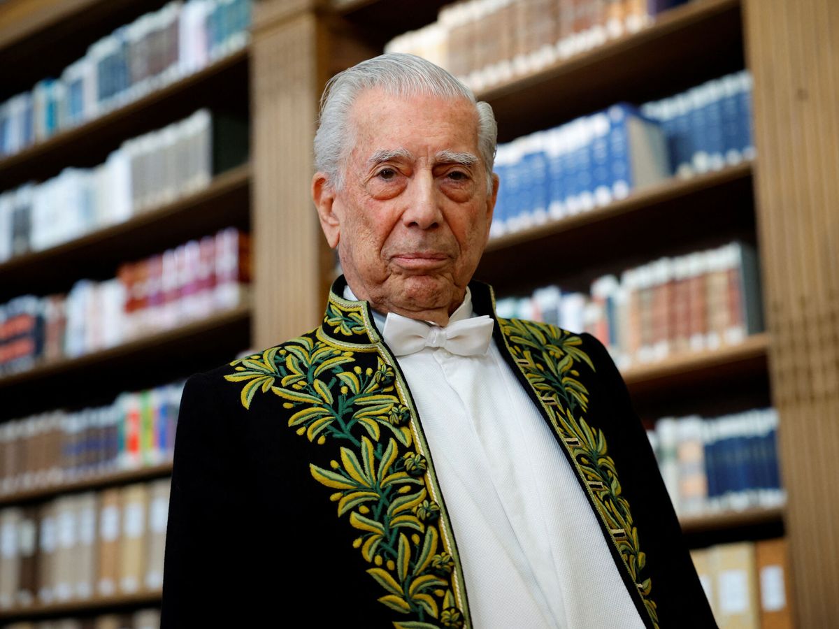 Foto: Mario Vargas Llosa, en sus imágenes oficiales para la Academia Francesa. (Reuters/Sarah Meyssonnier)