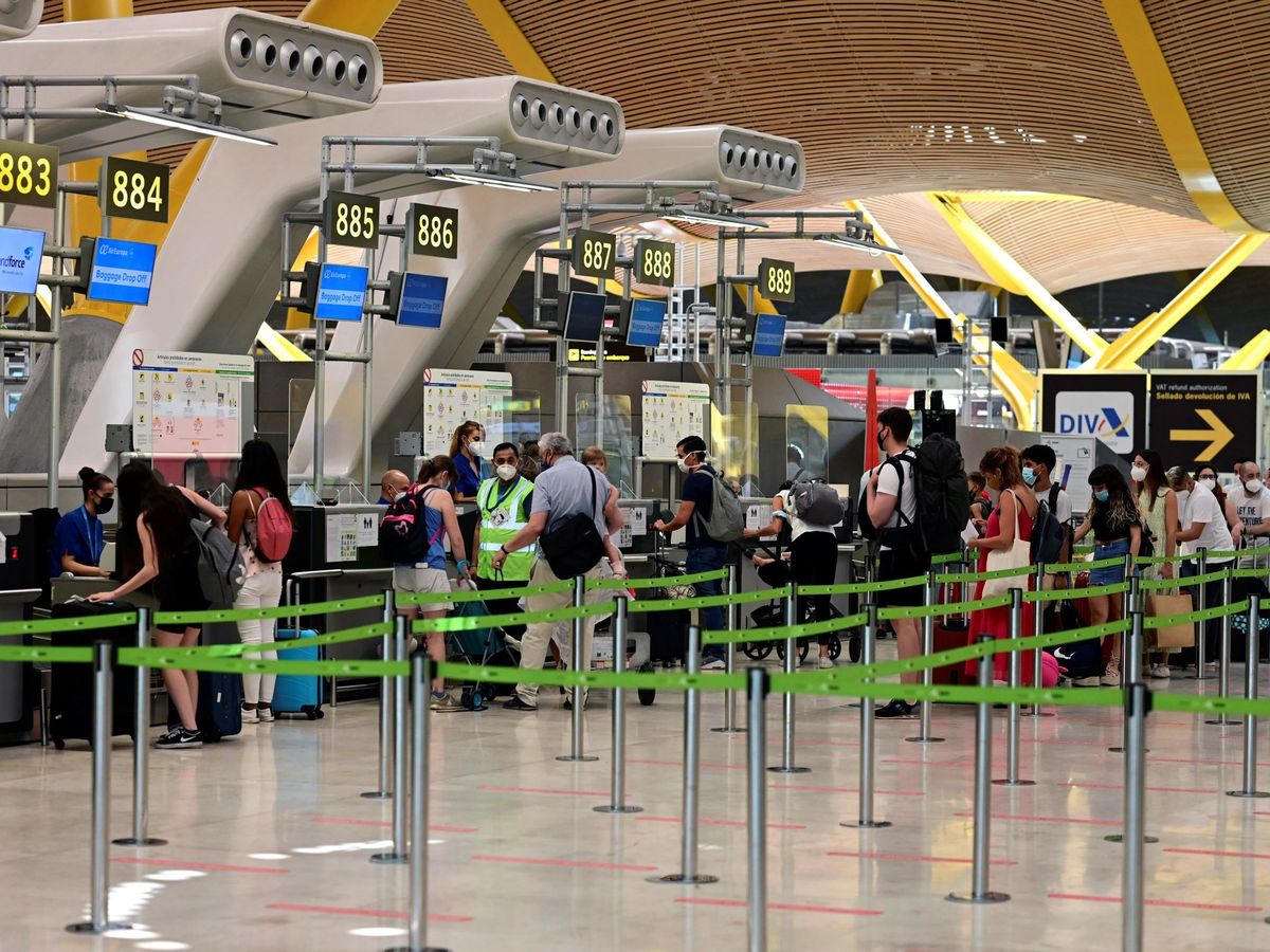 Foto: Pasajeros en los mostradores de facturación de la terminal 4 del aeropuerto Adolfo Suárez-Barajas  (EFE)