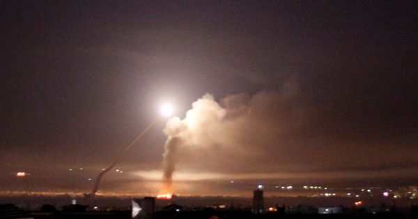Foto: Fuego antiaéreo sobre Damasco el 10 de mayo de 2018. (Reuters)