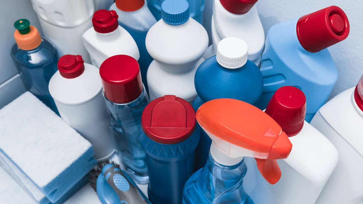 Mezclar estos productos de limpieza podría intoxicarte o quemarte: estas son las advertencias de una sanitaria