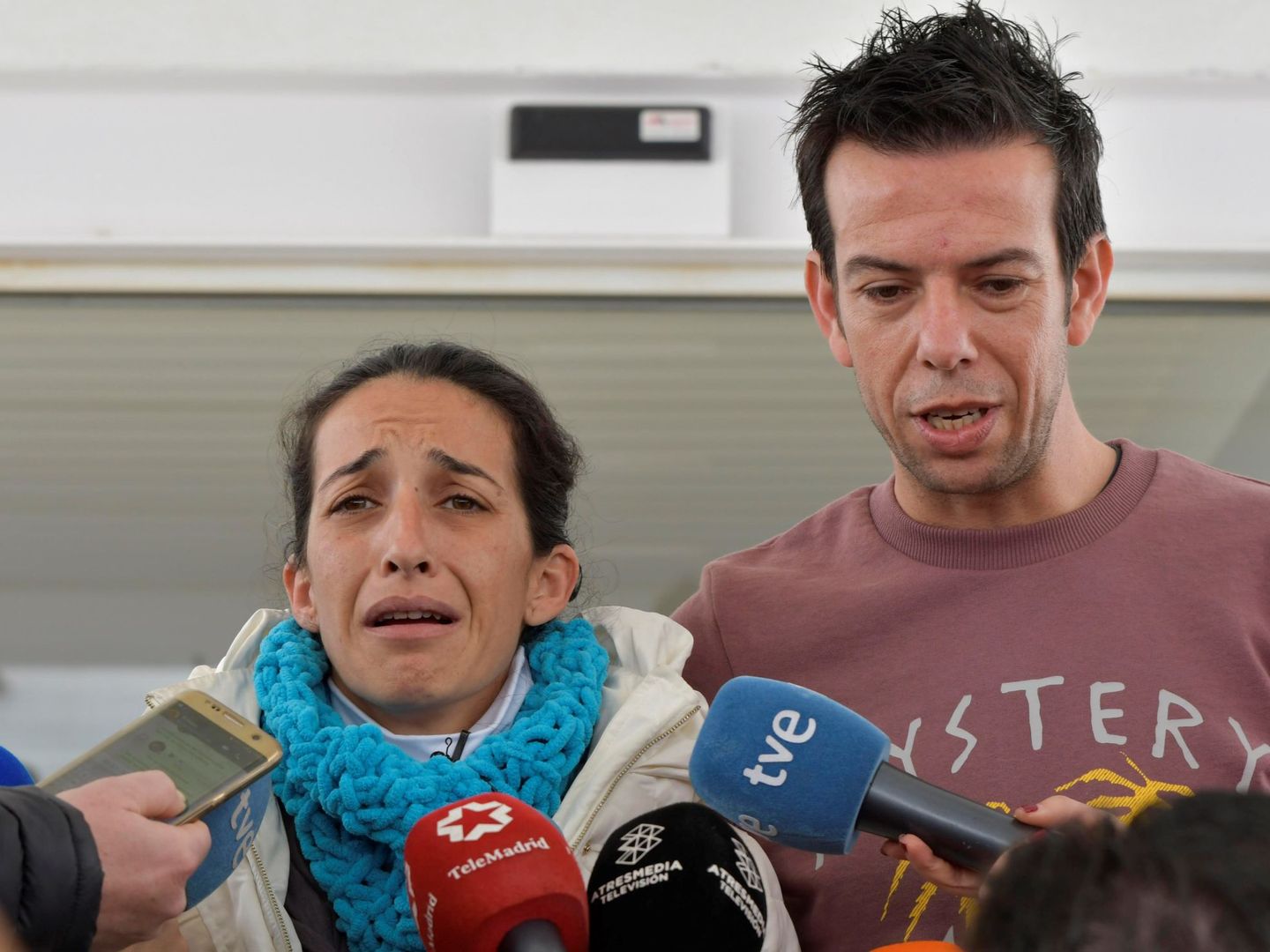 Los padres de Gabriel, el día en que se halló la camiseta que colocó Ana Julia Quezada. (EFE)