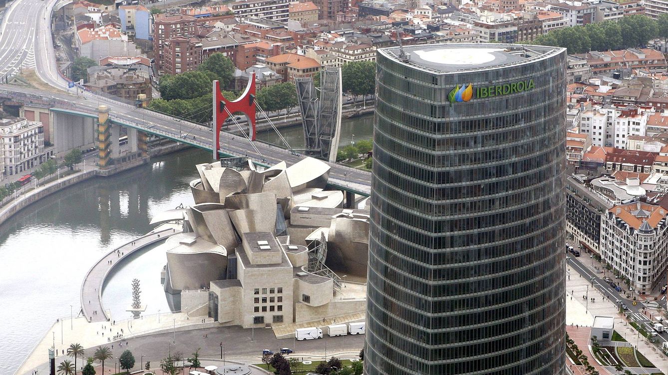 Foto: Vista de Torre Iberdrola, con el Museo Guggenheim y la ría de Bilbao al fondo.