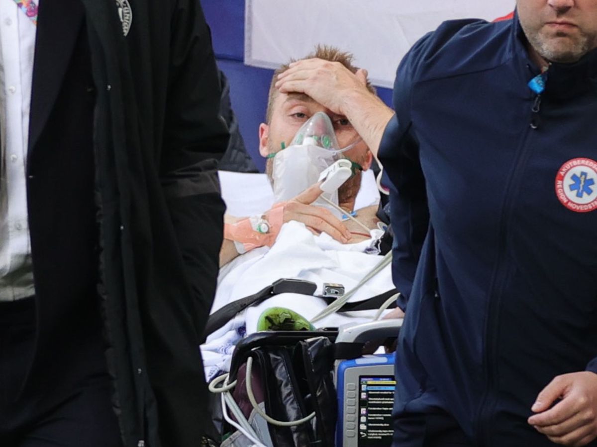 Foto: El jugador de Dinamarca Christian Eriksen es trasladado fuera del campo. (Reuters)