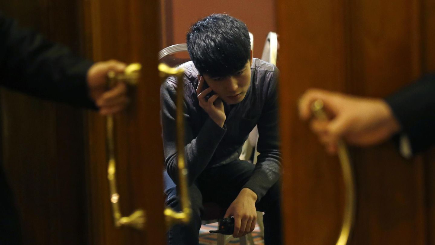 Un familiar de uno de los pasajeros espera noticias en un hotel en Pekín (Reuters).