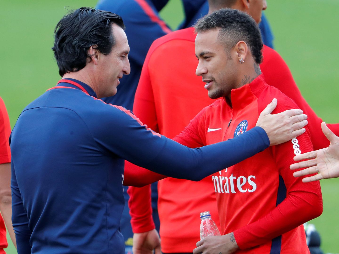 Unai Emery con Neymar en un entrenamiento del Paris Saint Germain. (Efe)