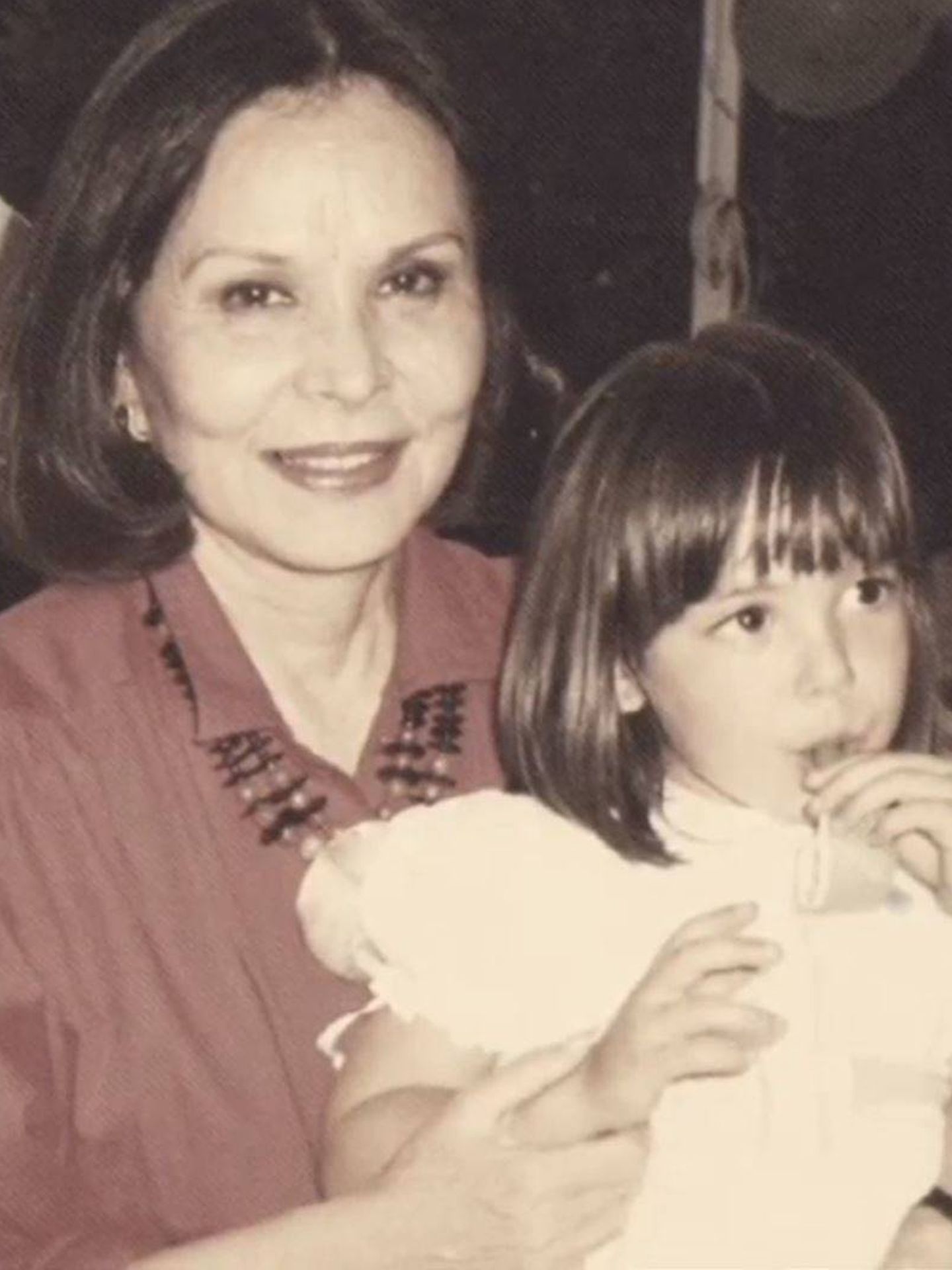 Betty Arrastia, con su nieta Tamara, en una imagen de 'Volverte a ver'. (Mediaset España)