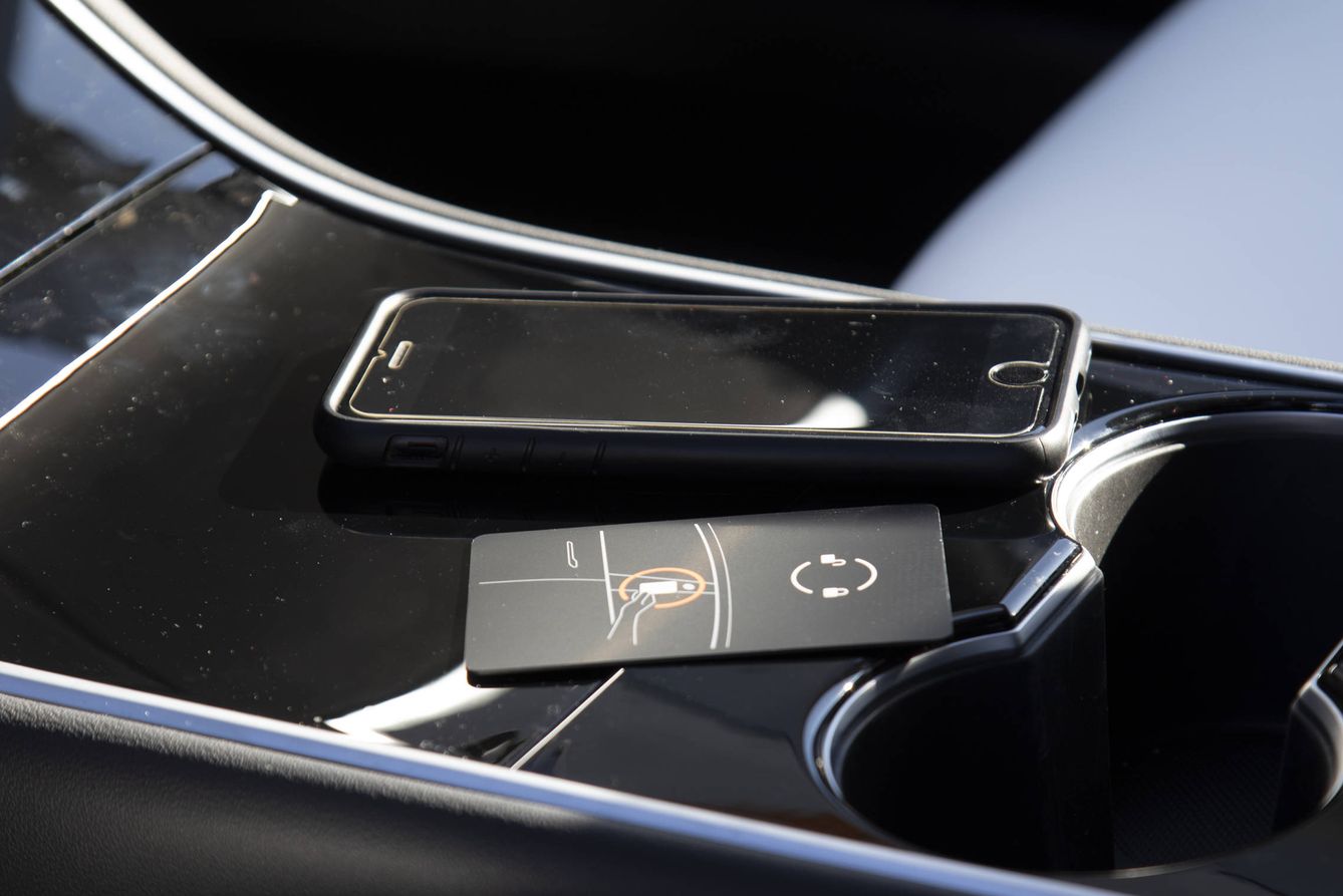 La llave inicial del coche es esa tarjeta, pero puedes dejarla en el vehículo y usar solo el teléfono. (Foto: Patricia Seijas)