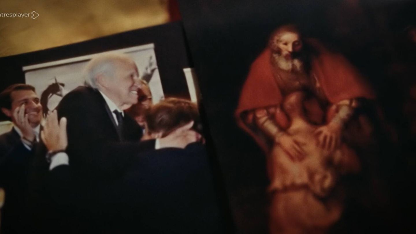 Padre e hijo abrazados, y el cuadro de Rembrandt, en 'El camino a casa'. (Atresmedia)