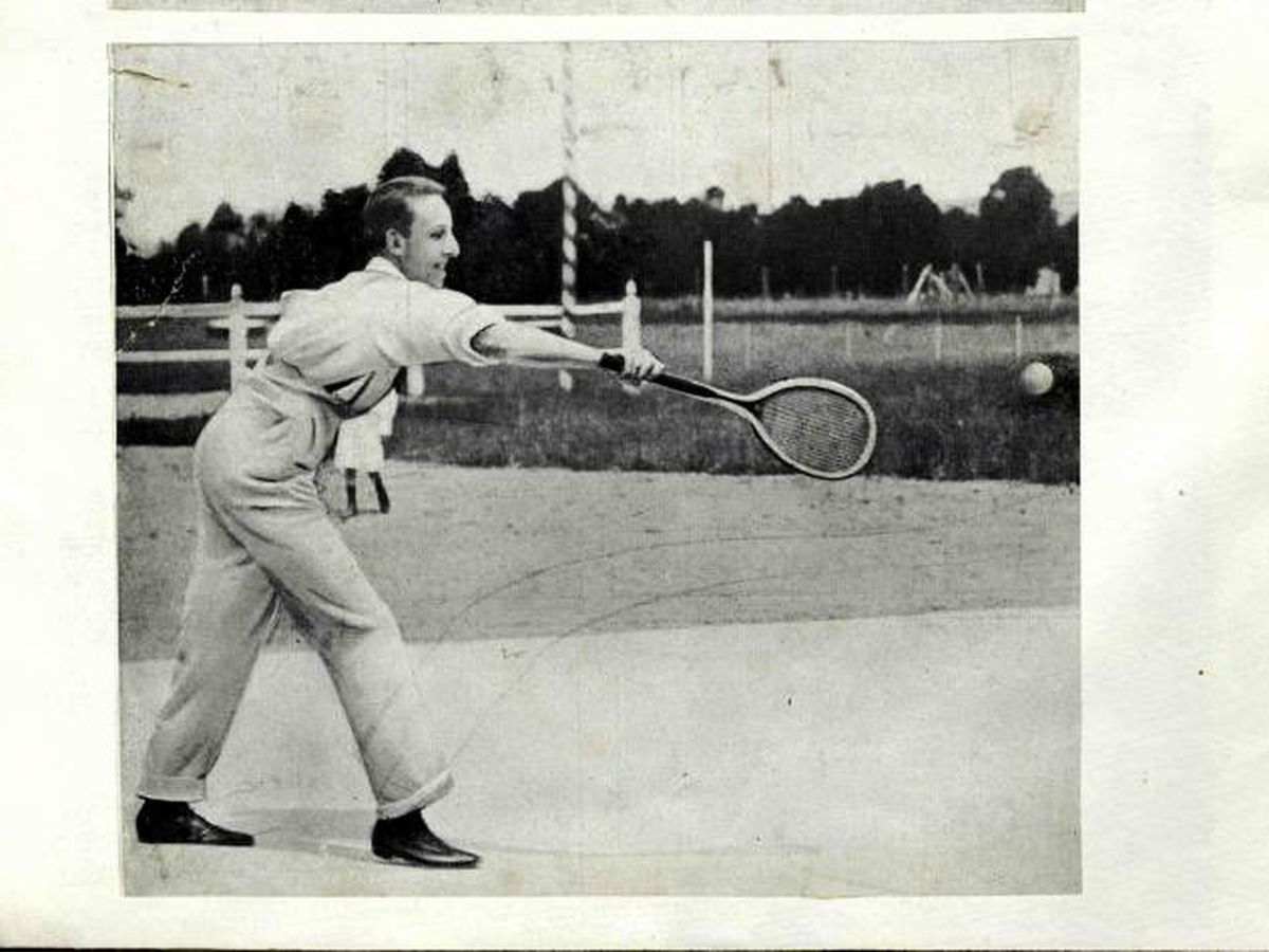 Foto:  El rey, jugando al tenis en La Granja. (Ediciones El Viso)