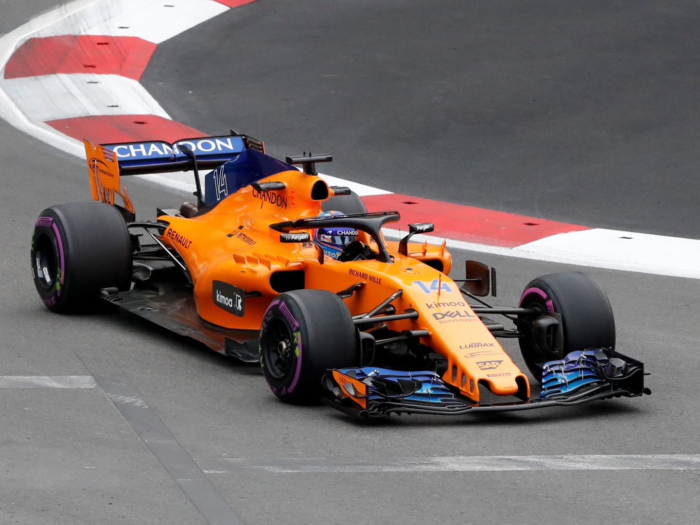 El McLaren no se adapta muy bien al Circuito de Bakú, pero Fernando Alonso ha empezado con buenas sensaciones. (Reuters)