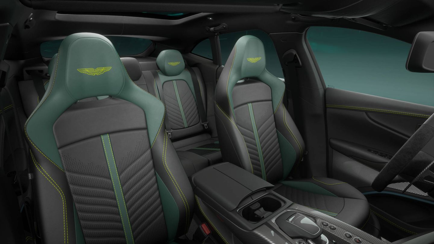 En el DBX707, los asientos tienen ajuste eléctrico de 16 vías y calefacción delante y detrás.