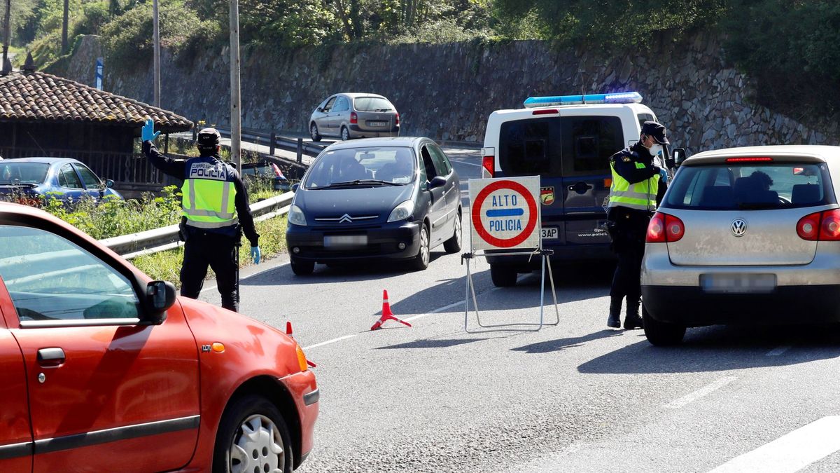 Se estrellan contra cinco coches aparcados en Oviedo y niegan ir conduciendo el vehículo