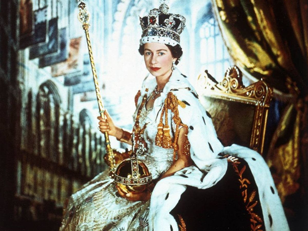 Foto: Isabel II, en un retrato el día de su coronación. (Victoria and Albert Museum/Cecil Beaton)