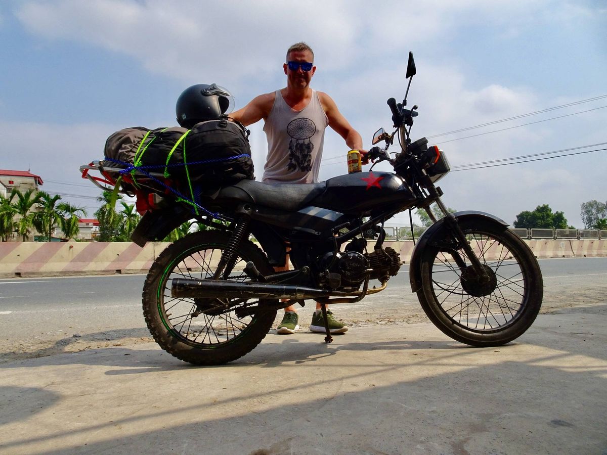 Foto: Con su moto Gaupasa, en Vietnam. (Cedida)