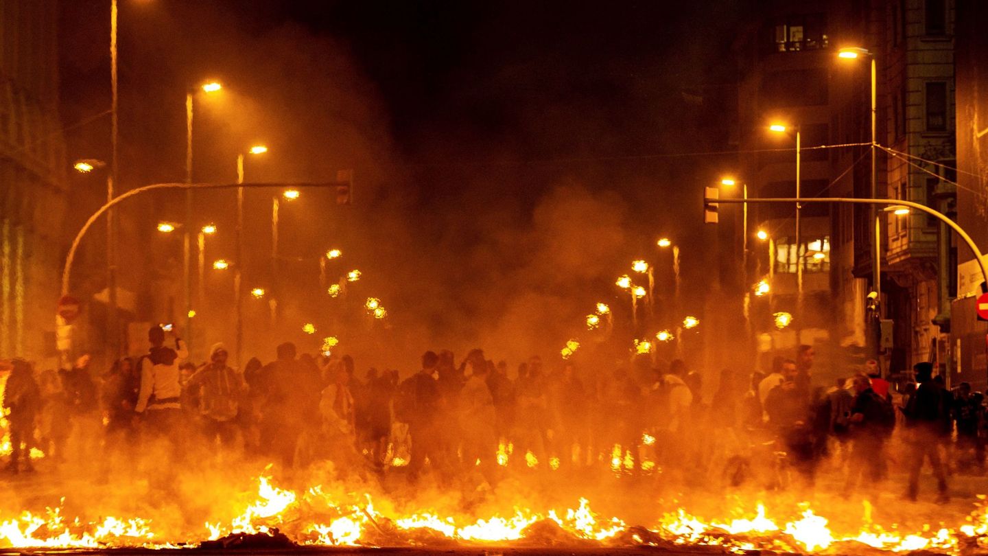 Los manifestantes incendian cartones junto a la Delegación del Gobierno en Barcelona. (EFE)