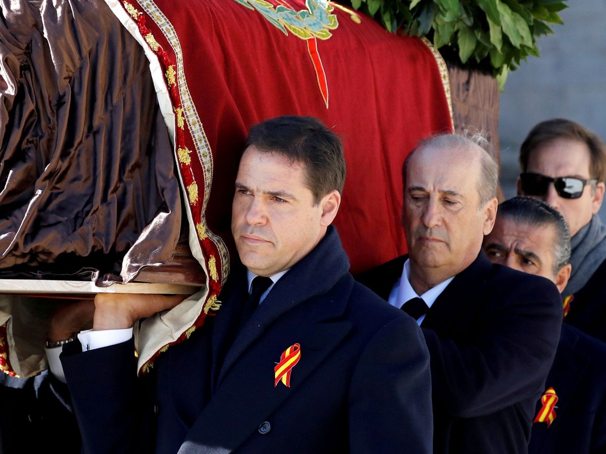 Foto: Luis Alfonso de Borbón, portando el féretro de su bisabuelo, Francisco Franco. (Reuters)
