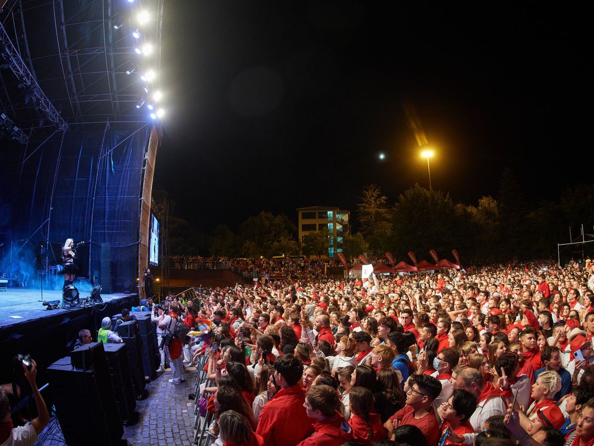 Foto: La Plaza de los Fueros durante un concierto en San Fermín en una imagen de archivo. (EFE/Daniel Fernández)