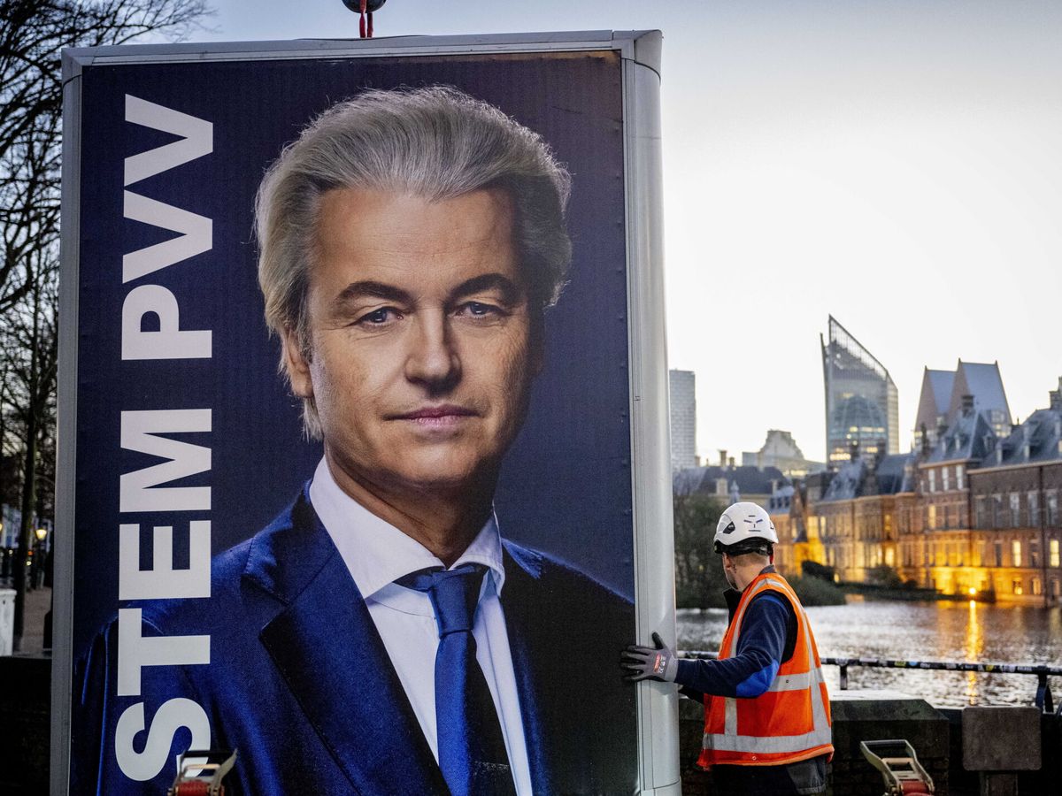 Foto: Unos operarios quitan un cartel del líder del Partido por la Libertad (PVV), Geert Wilders, tras su victoria electoral. (EFE/Robin Utrecht)