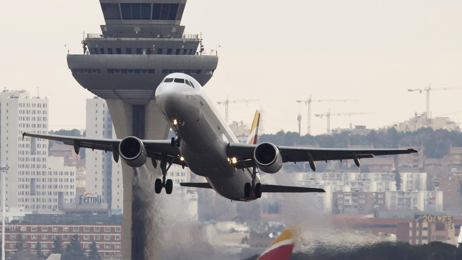Foto: Un avión despega en el aeropuerto Adolfo Suárez Barajas. (Reuters)