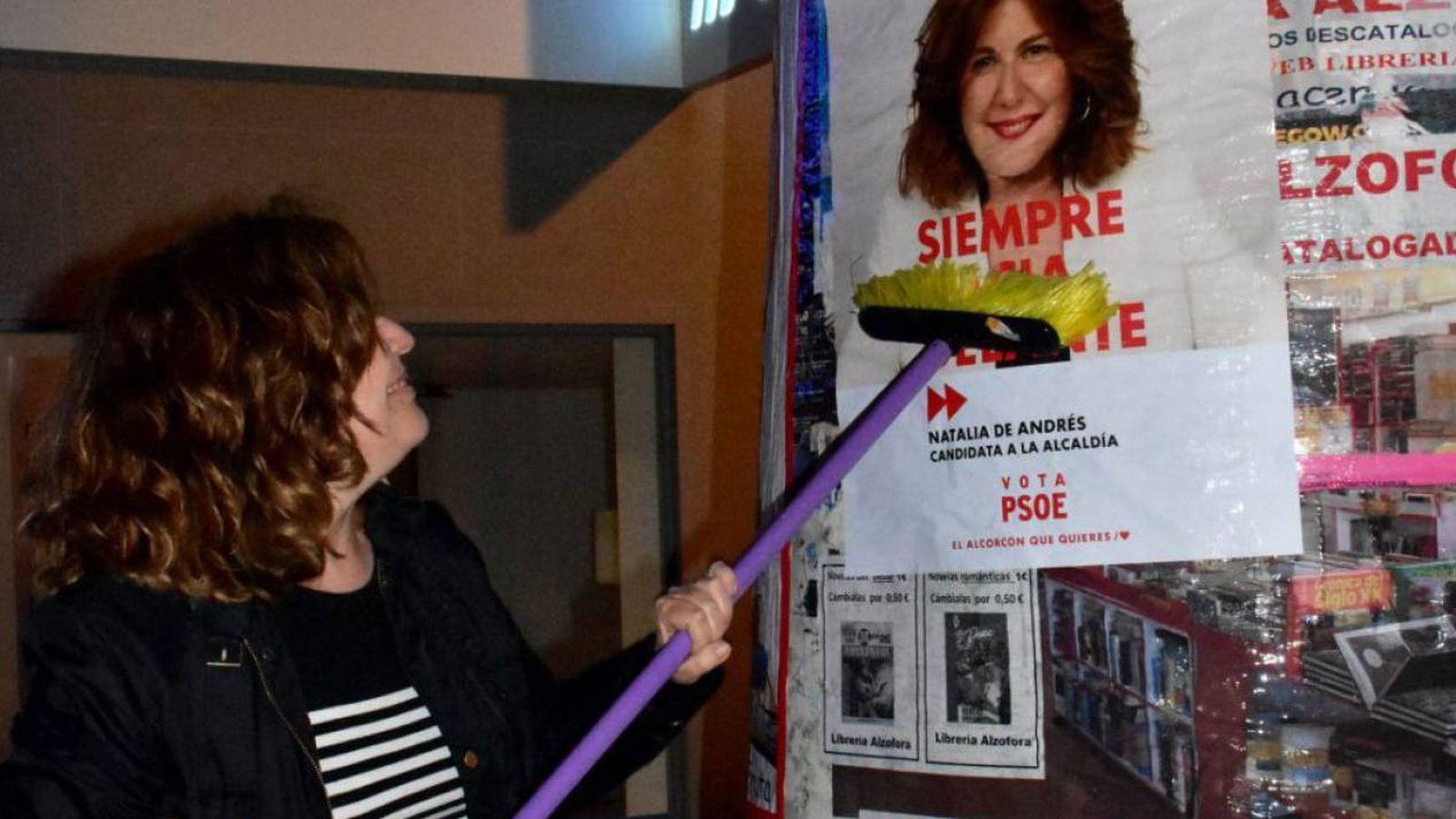 Foto: La candidata del PSOE a la alcaldía de Alcorcón, Natalia de Andrés, en la pegada de carteles. (Foto: PSOE Alcorcón)