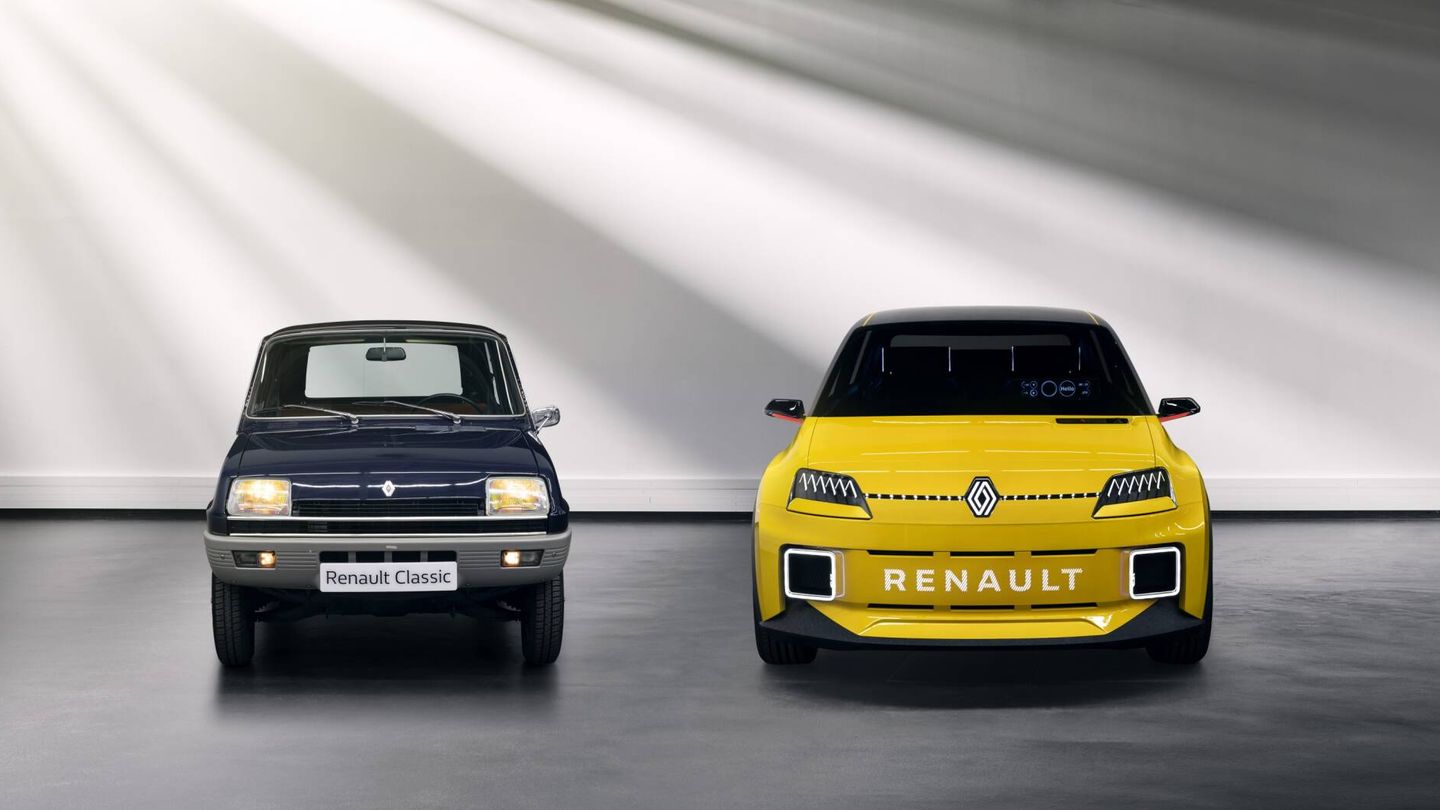 El primer Renault 5, junto al 'concept' que avanza cómo será su heredero eléctrico, que llegará en 2024 y se fabricará en Francia.