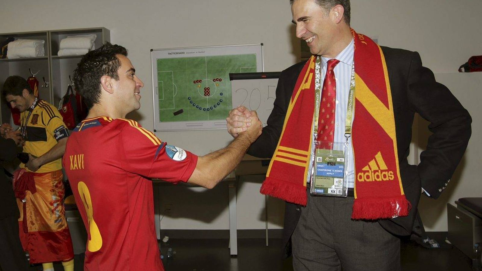 Foto: Xavi saluda al Rey Felipe tras ganar la Roja la Eurocopa de 2012 (EFE)