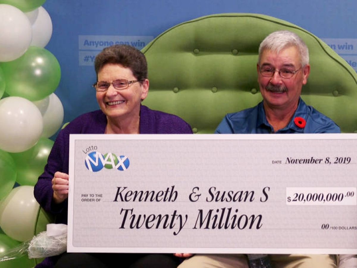 Foto: Ken y Susan Salter, en el momento de recibir su premio de 20 millones de dólares (Foto: Lotto Max)