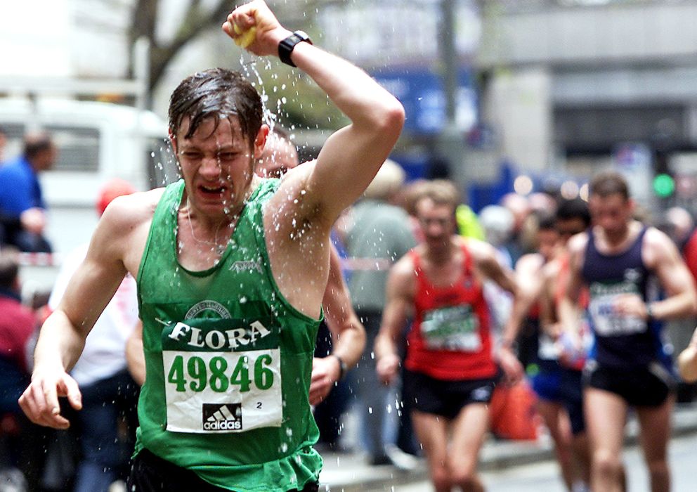 Foto: Un corredor se refresca en el maratón de Londres. (Reuters)