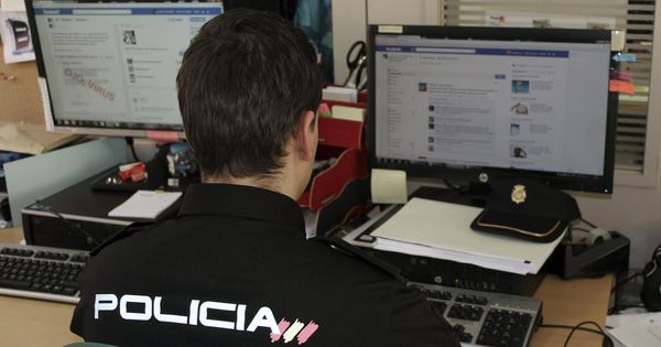 Foto: Unmenor detenido en Valladolid por usurpar las redes sociales de otra menor y publicar imágenes suyas en ropa interior (Efe)