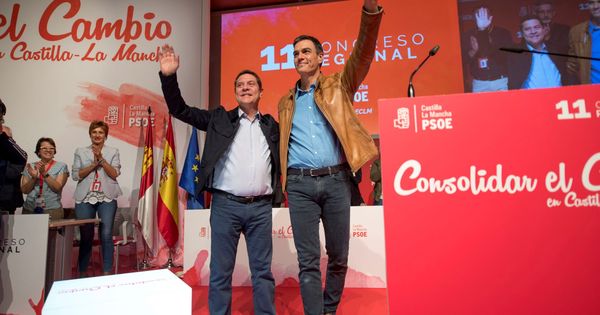 Foto: Pedro Sánchez, con el líder del PSOE manchego y presidente regional, Emiliano García-Page, este sábado en el 11º Congreso del PSOE-CLM. (EFE)