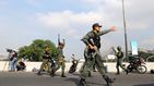 Militares afines a Juan Guaidó despliegan ametralladoras tras el levantamiento contra Maduro