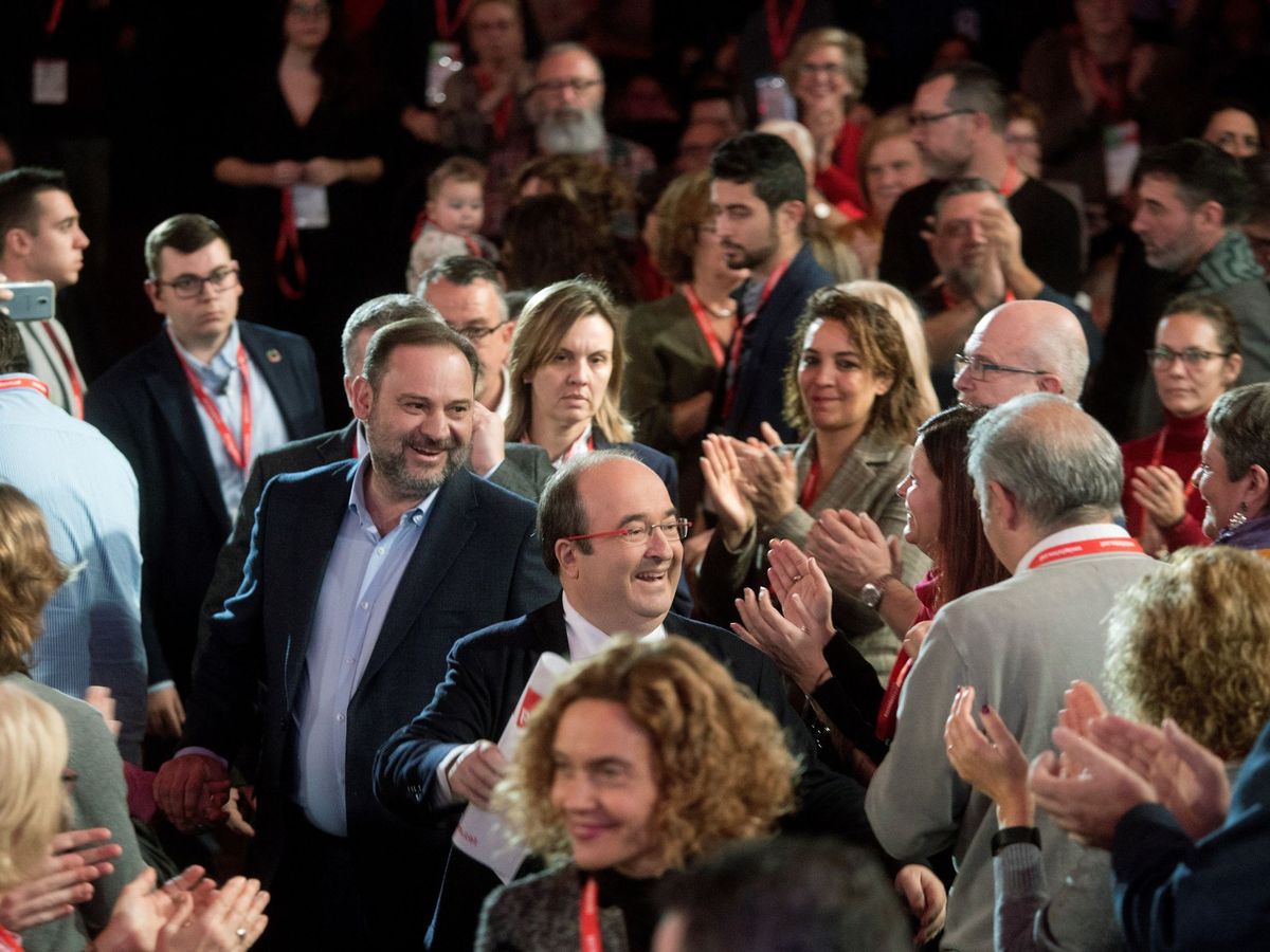 Foto: El primer secretario del PSC, Miquel Iceta, junto al responsable de Organización del PSOE, José Luis Ábalos, este 15 de diciembre en Barcelona. (EFE)