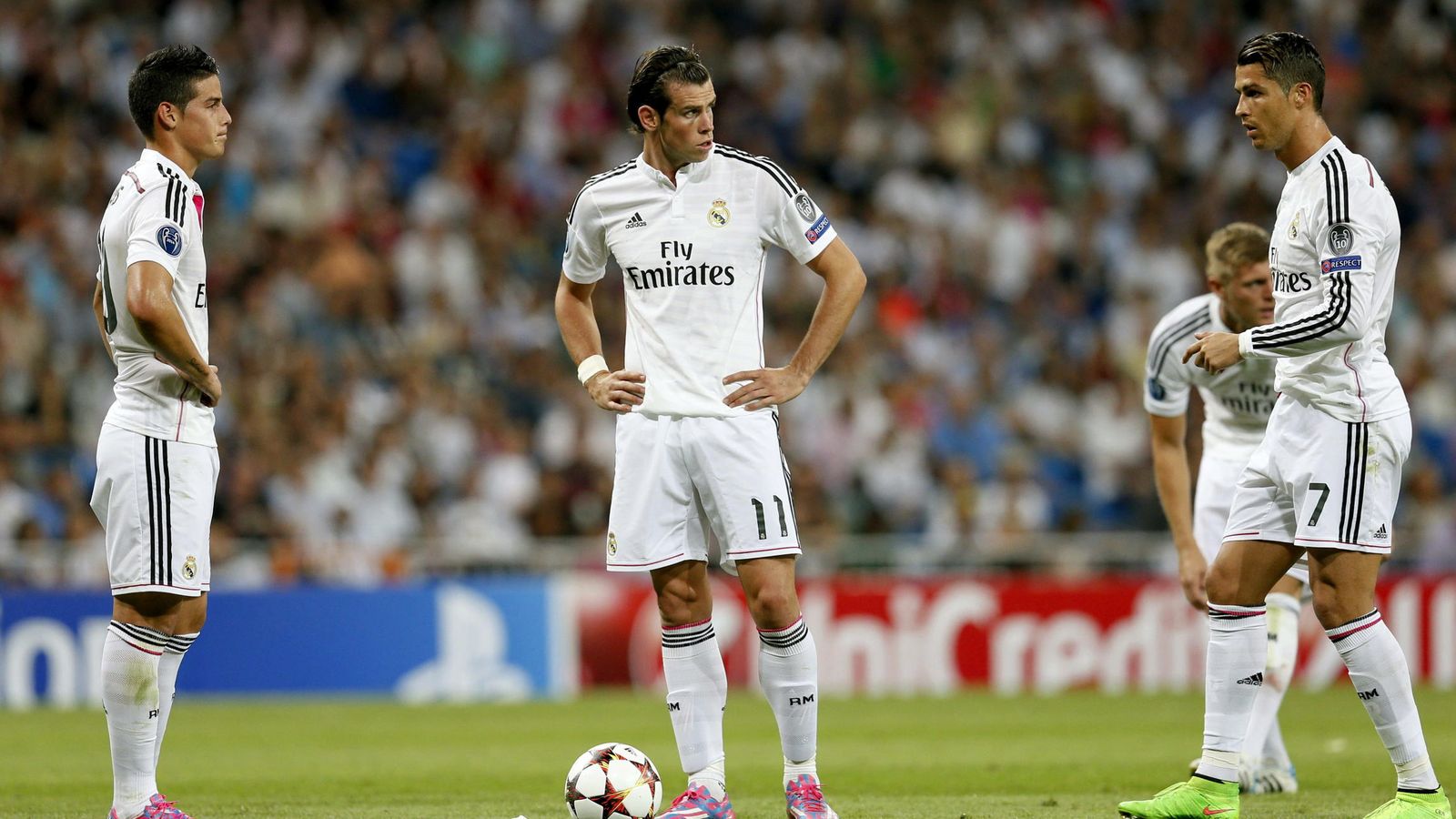 Foto: James, Bale y Cristiano, antes de un lanzamiento de una falta durante un partido de la pasada temporada (EFE)