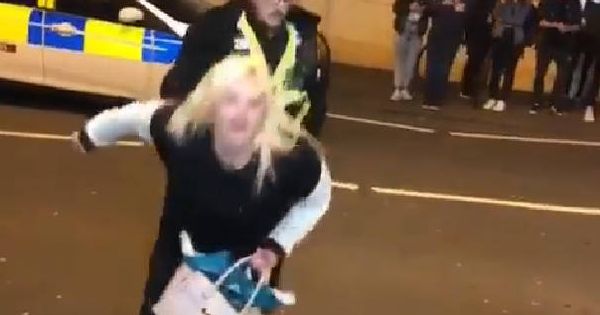 Foto: El policía apartó a la mujer cuando ésta se puso a hacer 'twerking' pegada a él (Foto: Facebook)