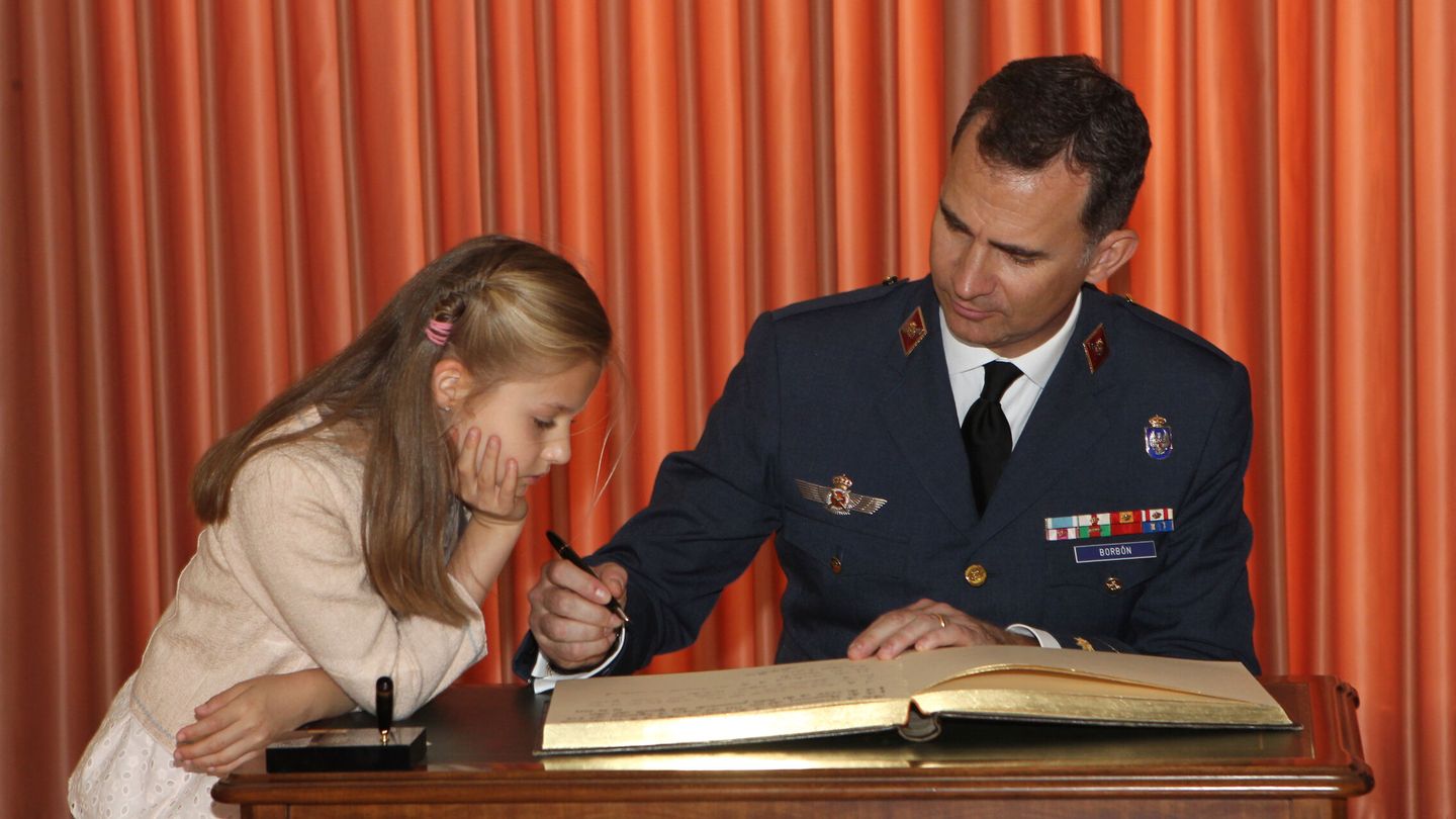 La princesa Leonor junto a su padre, el rey Felipe VI, en la Academia del Ejército del Aire el 2 de mayo de 2014. (Casa Real)