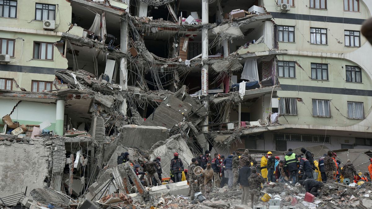 Turquía solicita ayuda de emergencia a sus socios de la OTAN frente al terremoto