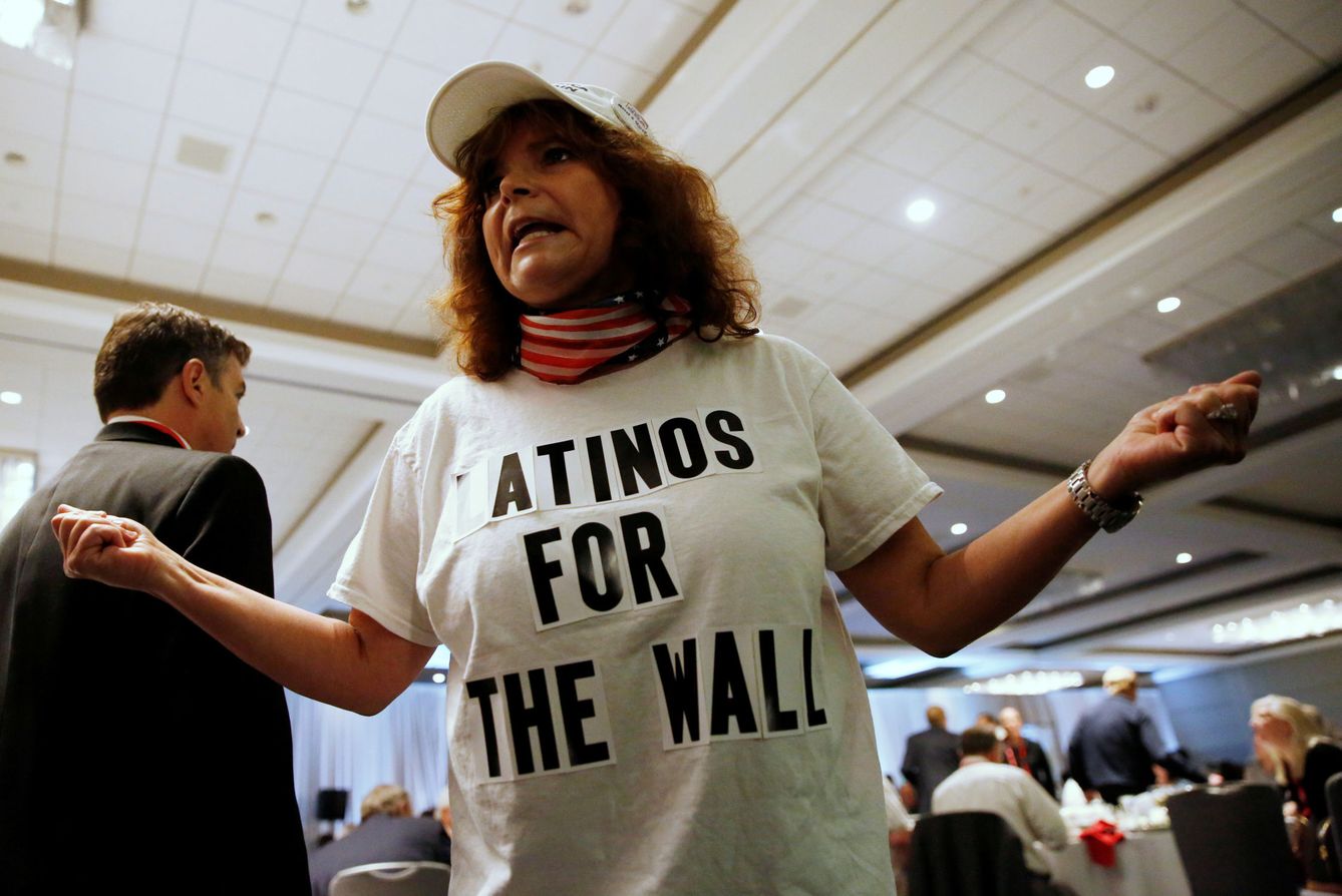Luisa Aranda porta una camiseta en apoyo del muro antiinmigración que Donald Trump quiere construir en la frontera mexicana, en Burlingame, California, en abril de 2016 (Reuters)