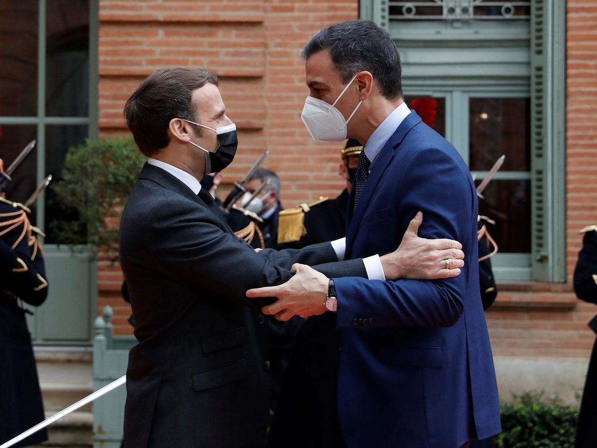 Foto:  El presidente francés, Emmanuel Macron (i), recibe al presidente español, Pedro Sánchez (d), en la Prefectura de Tarn-et-Garonne. (EFE) 